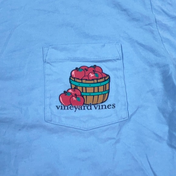Vineyard Vines Shirt Men Medium Blue Pocket Tee Apple Picking Whale Winery Adult - Picture 9 of 12